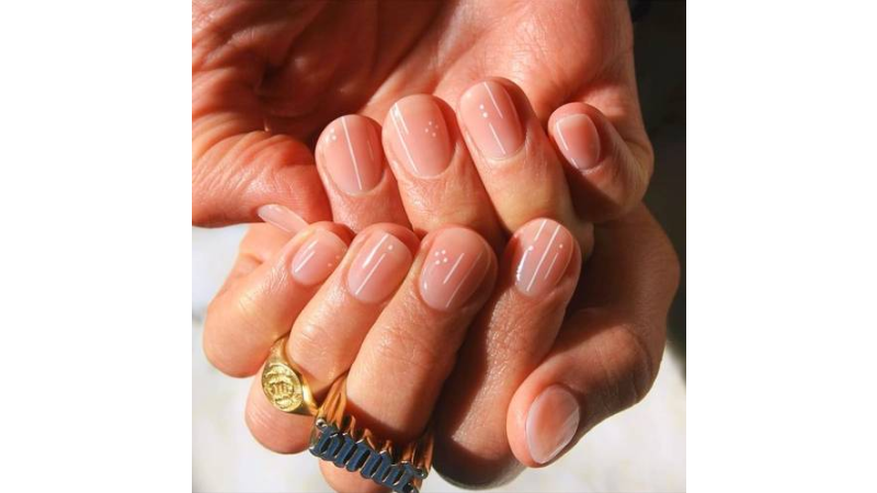 Unhas minimalistas com detalhes brancos