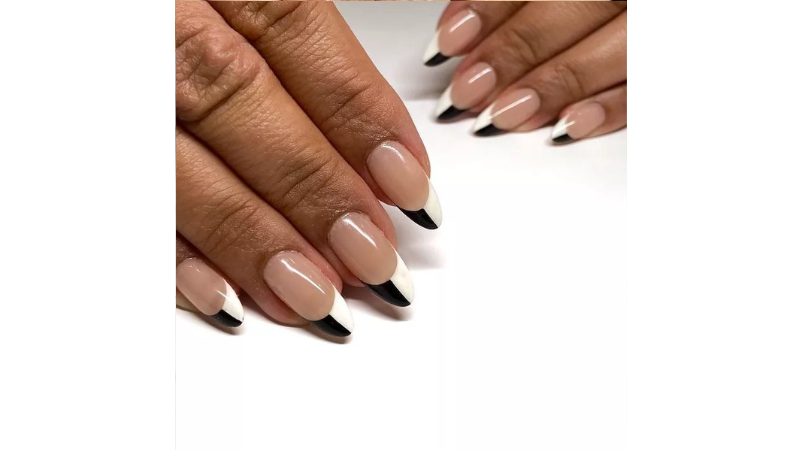 Unhas nude com inglesinhas em preto e branco.