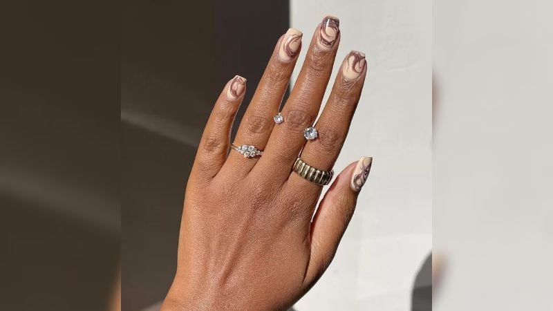 Os tons terrosos mais fechados são melhores amigos do esmalte nude. Inclusive, essa combinação é a base para as latte nails, nail art que marcou o inverno deste ano.