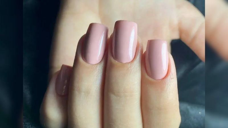 O esmalte nude em tom mais rosado é delicado e transborda naturalidade.