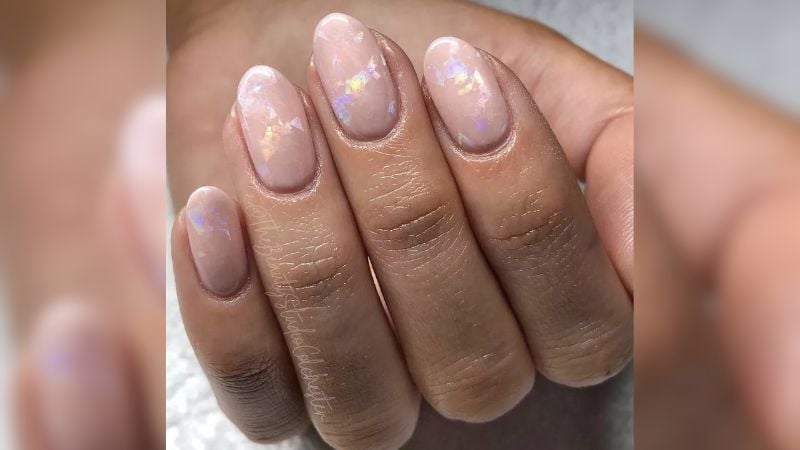 Unhas nude com efeito holográfico, além de sofisticadas, são bem modernas.