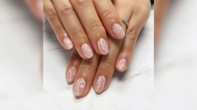 Dar asas à criatividade é sempre bom. Por que não fazer de suas unhas nude decoradas uma tela?