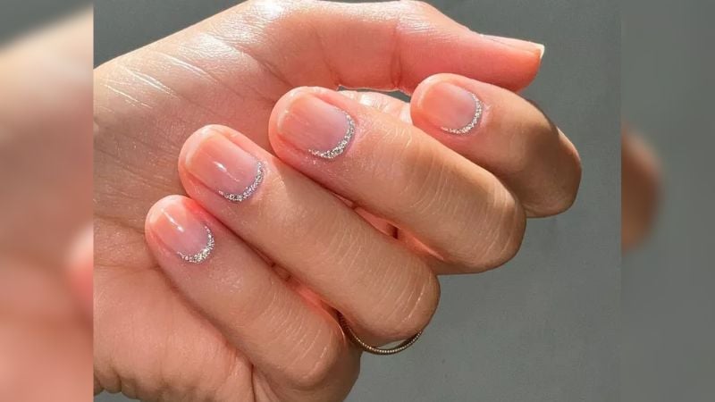 Brilho é sempre bem-vindo! Uma pequena quantidade de glitter é capaz de dar vida às unhas e à aparência no geral.