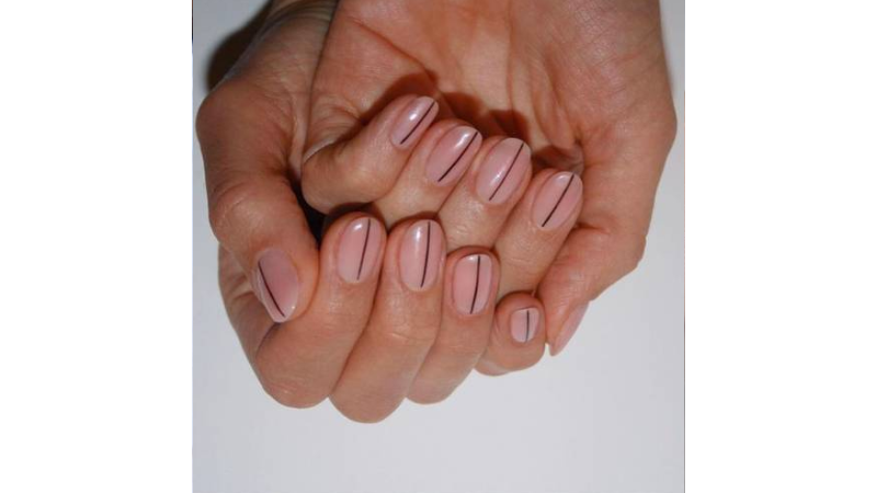 Unhas nude decoradas com linhas pretas