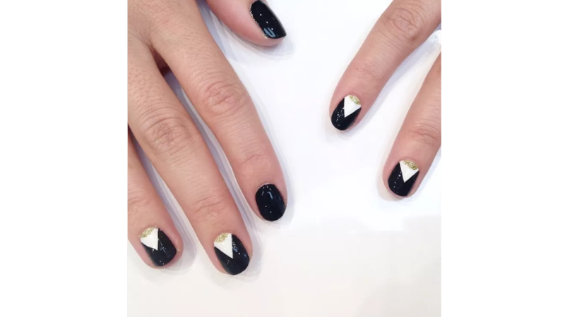 Unhas pintadas em preto e branco