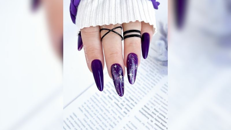 Além das cores, o formato das unhas também influenciam. Para o esmalte roxo, as unhas stiletto são um arraso.