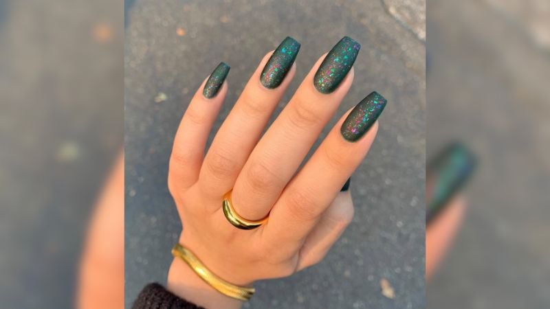 Um pouco de brilho não faz mal a ninguém! Principalmente nas unhas verdes.