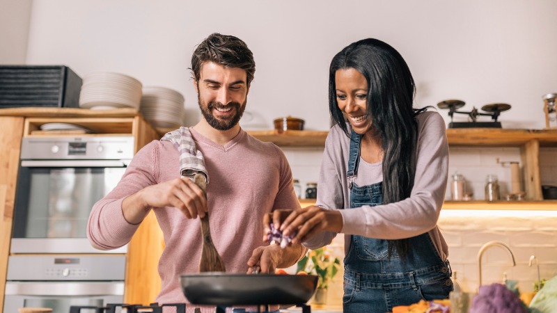 casal cozinhando.