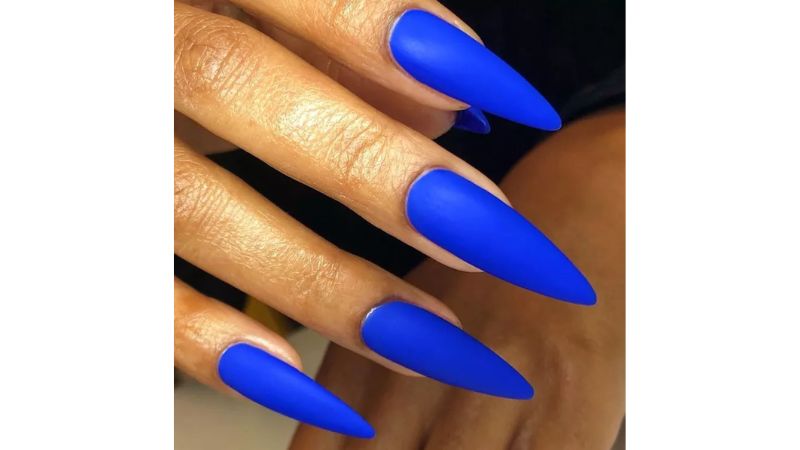 Quanto mais forte o azul, mais magnéticas serão suas unhas! Intensidiade é a palavra-chave.