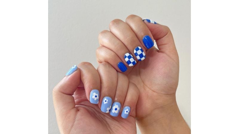 O azul proporciona uma série de possibilidades para belas unhas, seja com flores ou uma nail art quadriculada.