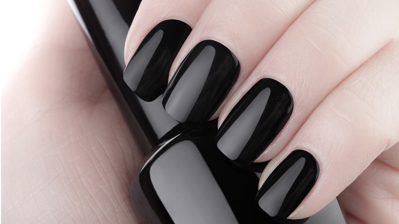 O esmalte preto pode ser uma ótima opção