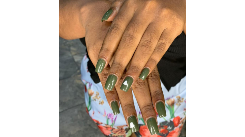 Unhas decoradas com esmalte verde.