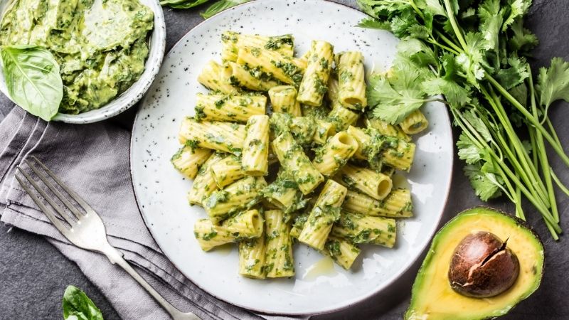 macarrão com molho de abacate