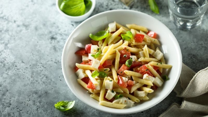 salada de macarrao caprese