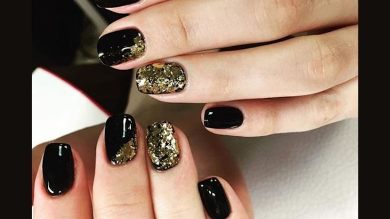 unhas pretas e douradas