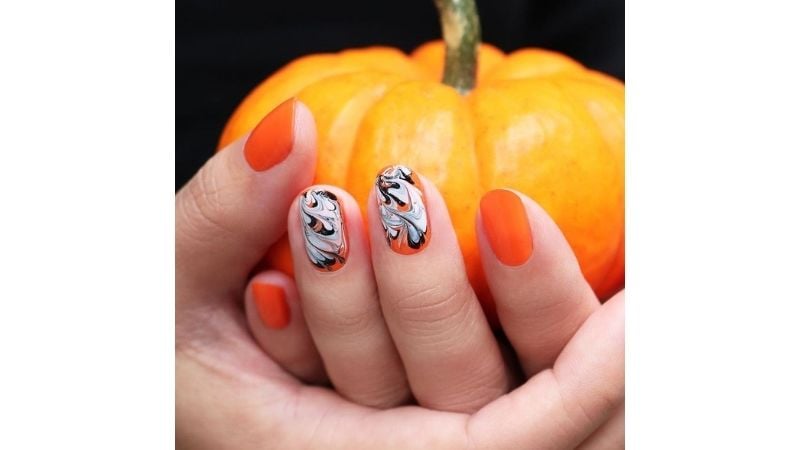 A abóbora é figurinha carimbada do Halloween, logo, o laranja nas unhas é obrigatório.