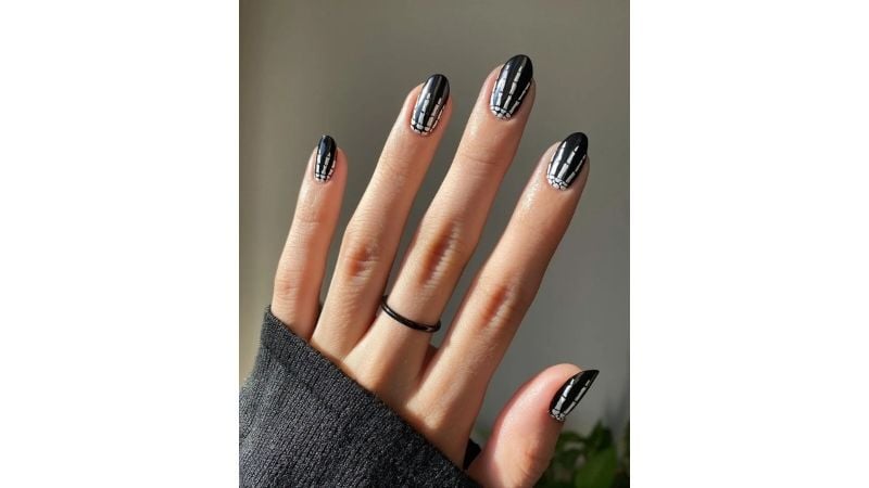 Esqueletos são marca registrada do Halloween. Uma nail art inspirada neles é mostrar para o mundo que está no clima da festa!