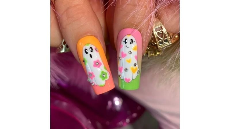 Para quem gosta de cor, essas unhas com fantasminhas são a alternativa perfeita.