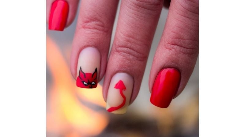 O esmalte vermelho é icônico, ainda mais quando utilizado para desenhar um diabinho nas mãos.