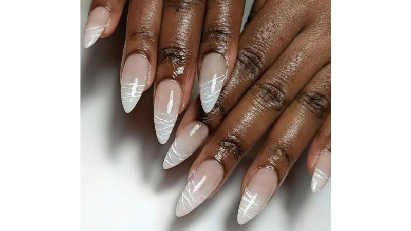 Unhas decoradas em branco.