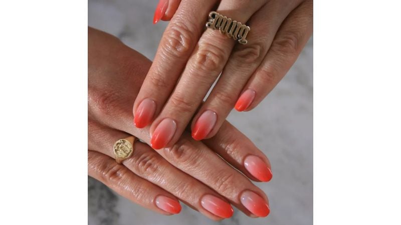 O esmalte laranja pode ser explorado de diferentes maneiras, sendo o degradê uma das nail arts mais interessantes.