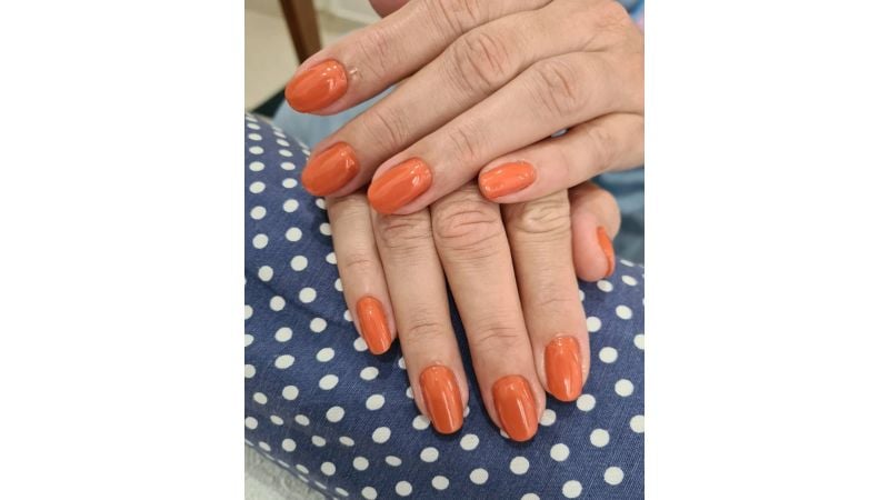 Unhas laranjas também são capazes de entregar elegância!