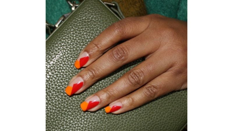 O vermelho é um clássico, que brilha ainda mais com o esmalte laranja.