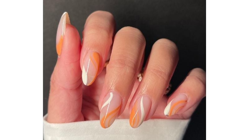 Para quem está a fim de uma nail art mais suave, essa alternativa com detalhes brancos é uma ótima opção.