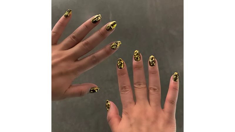 Nada de poupar ouro! Unhas texturazidas com esmalte dourado também são perfeitas para marcar presença.