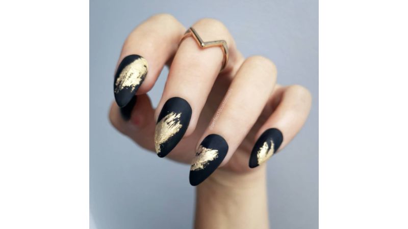 O preto e o dourado é uma combinação clássica, ficando perfeito nas unhas em eventos noturnos.