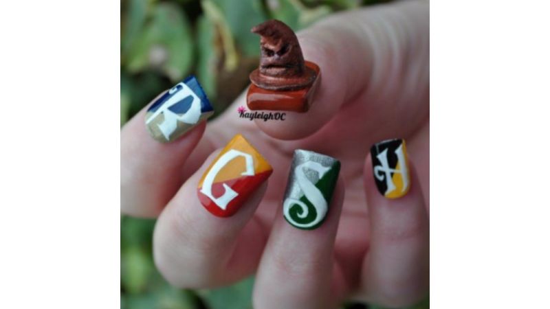 Ainda não escolheu sua casa em Hogwarts? Sem problema! Suas unhas farão isso por você!