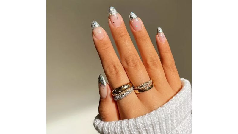 Combinar as unhas prateadas com acessórios é uma ótima alternativa cheia de estilo.