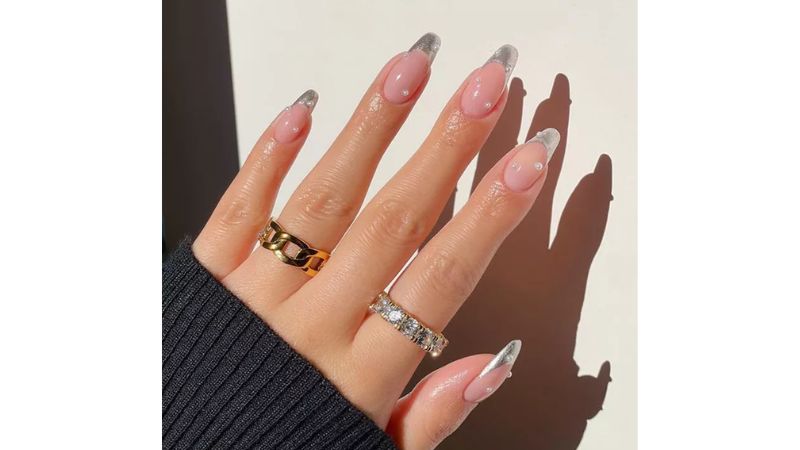 A francesinha é uma nail art clássica que pode ficar ainda mais charmosa com esmalte prateado.