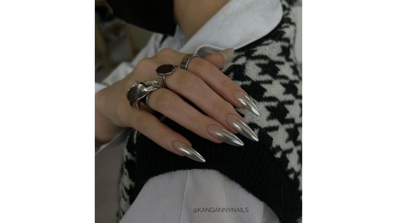 Unhas stiletto são charmosas por si só, com um efeito prata degradê, conseguem transmitir ainda mais estilo.