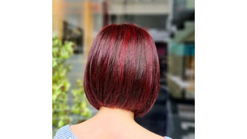 cabelo curto vermelho.