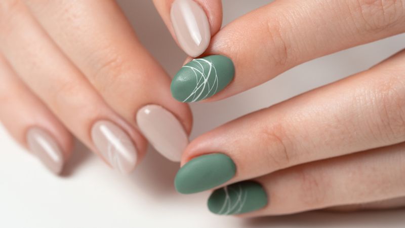 esmalte verde com nude