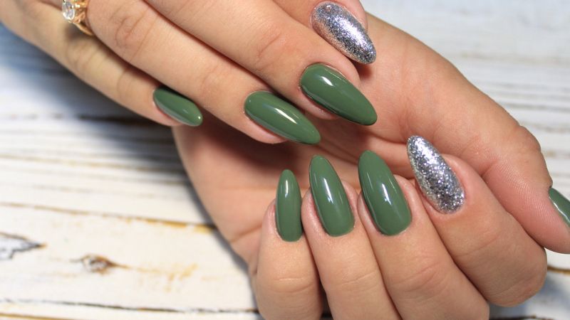 esmalte verde com prata