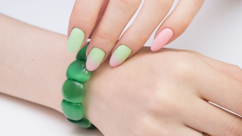 esmalte verde com rosa pastel