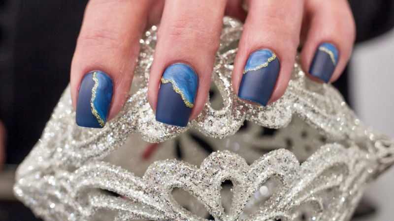 unhas azul com dourado