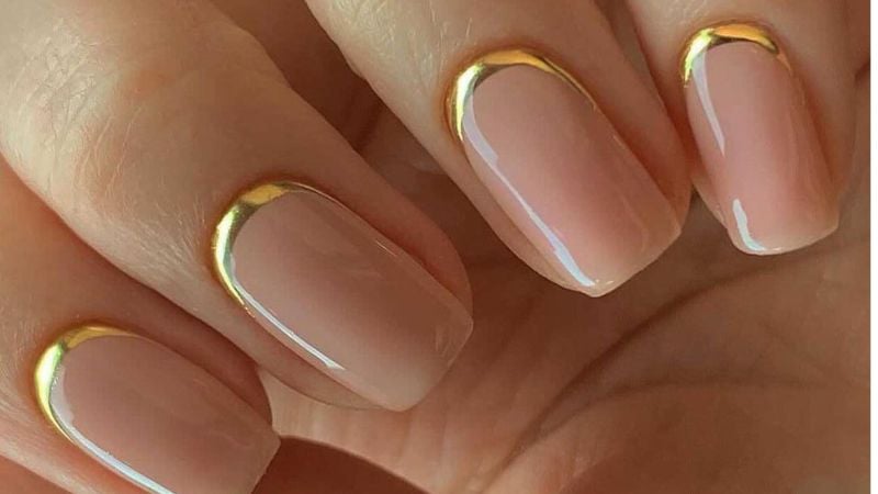 unhas douradas com nude