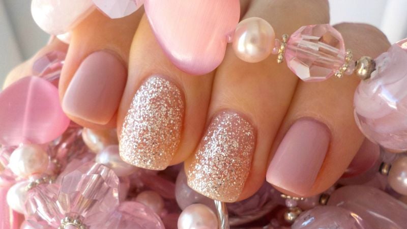 unhas douradas com rosa