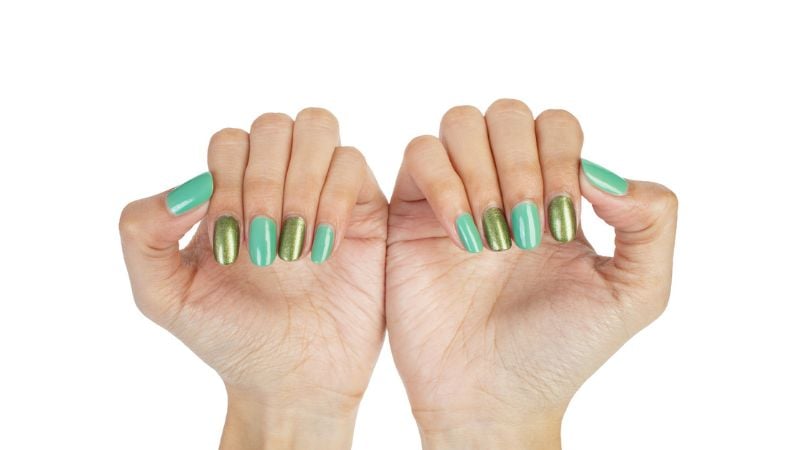 unhas verde menta e dourada