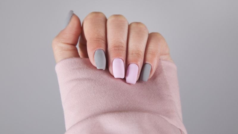 unhas rosa e cinza