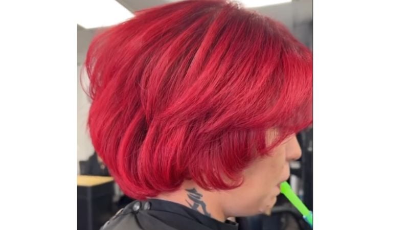 cabelo curto vermelho.