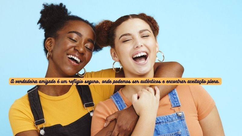 duas meninas abraçadas e sorrindo