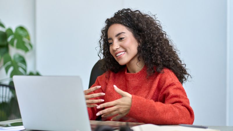 mulher fazendo entrevista de emprego online