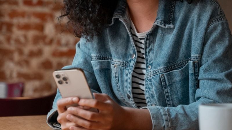 mulher negra mexendo no celular