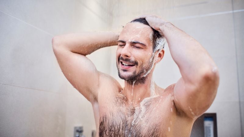 homem lavando o cabelo no banho