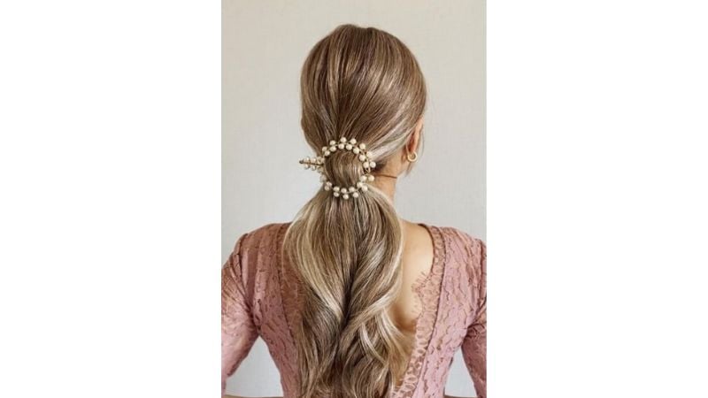 Penteado com acessórios.