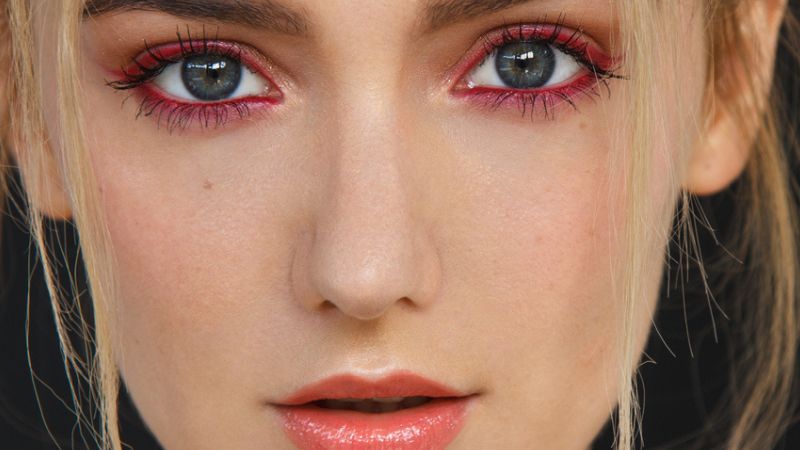 olhos com delineador rosa